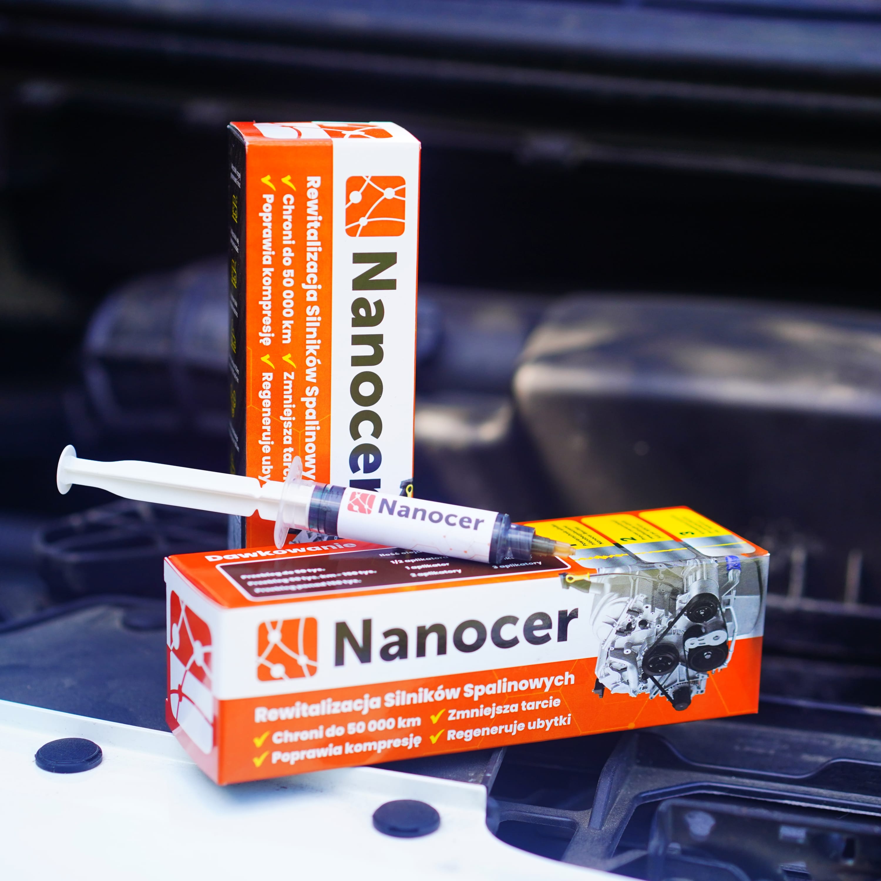 NanoCer — opakowania i aplikator przy silniku samochodu